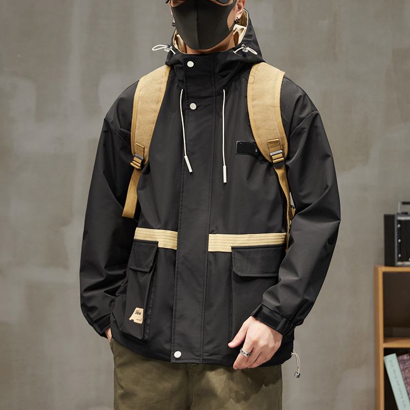 ワークウェアスタイルのパッチポケットパッチワーク防風防水フード付きジャケット。