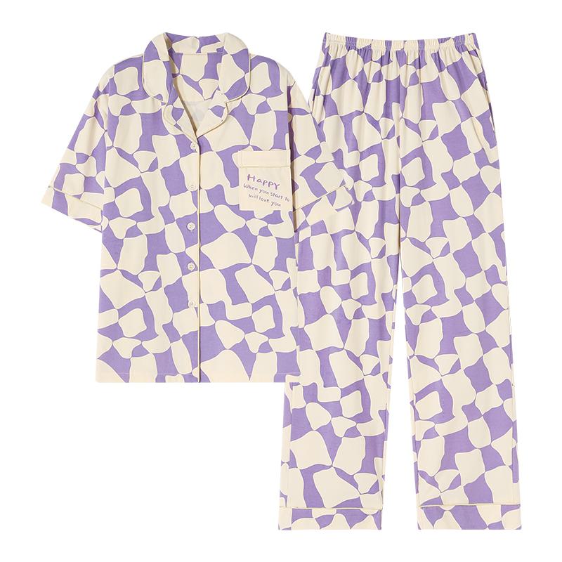 Bequemer lila Schlafanzug mit Knopfleiste und Brusttasche