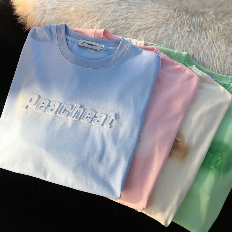 Camiseta de manga corta de algodón suelta con cuello redondo y letras cóncavas y convexas.