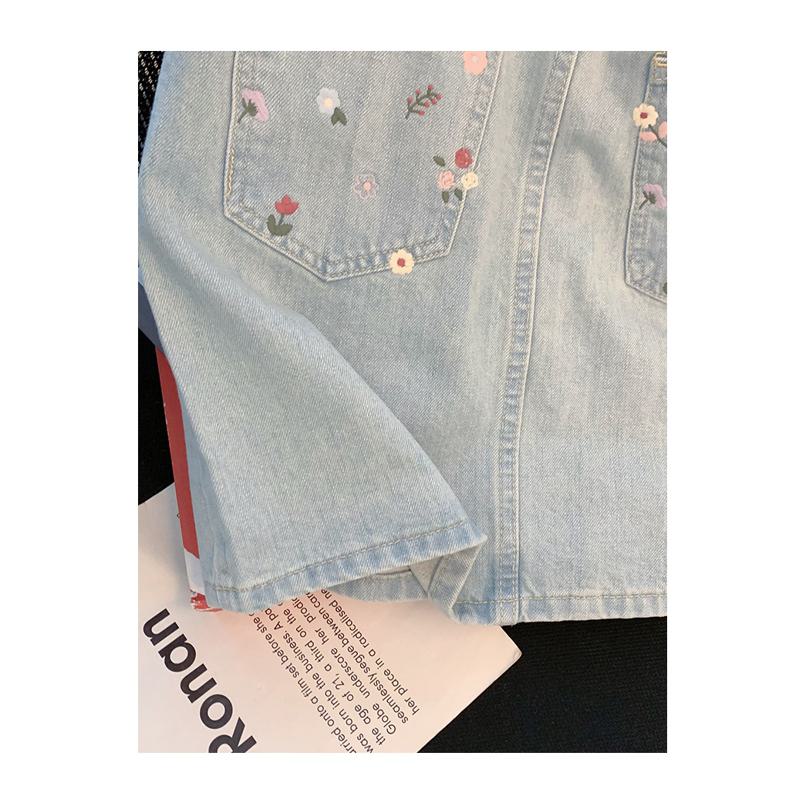 تنورة جينز ضيقة بخصر عالٍ وطبعة زهور وتطريز بتصميم ريترو.
