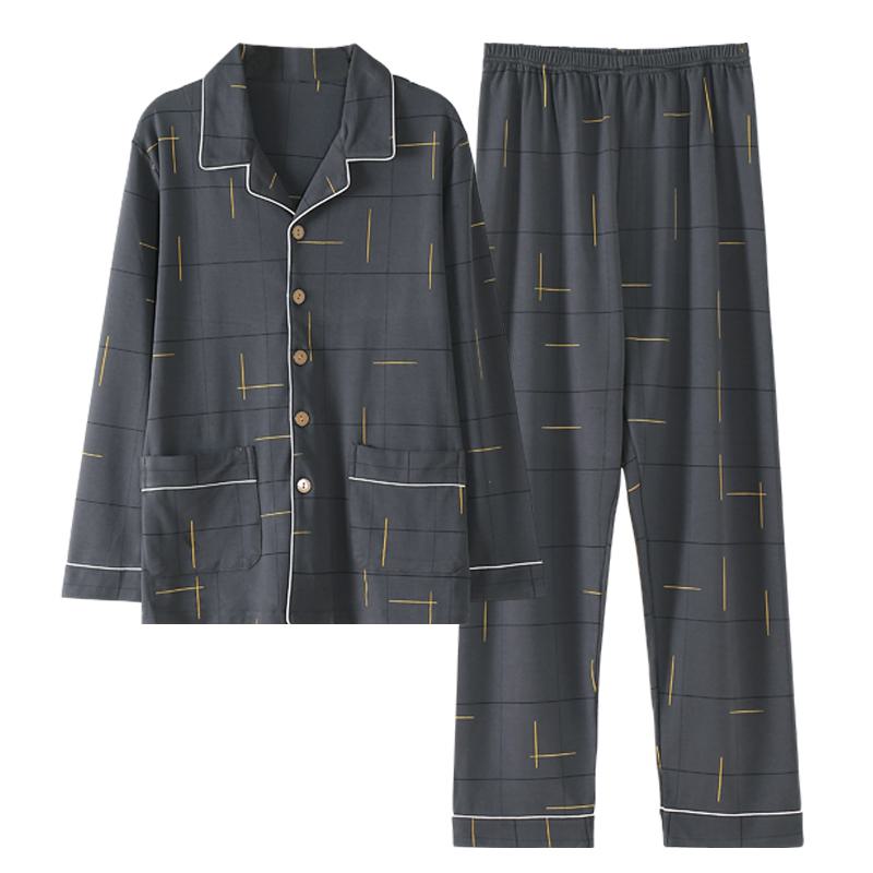 Bequemer, locker sitzender Schlafanzug aus Baumwolle mit Knopfleiste und Reverskragen.