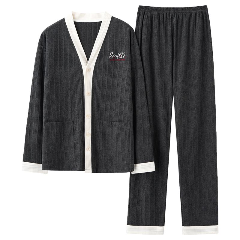 Zweiteiliges Pyjama-Set aus doppelseitiger eng gewebter reiner Baumwolle mit Knopfverschluss und Farbblockierung der Buchstaben.