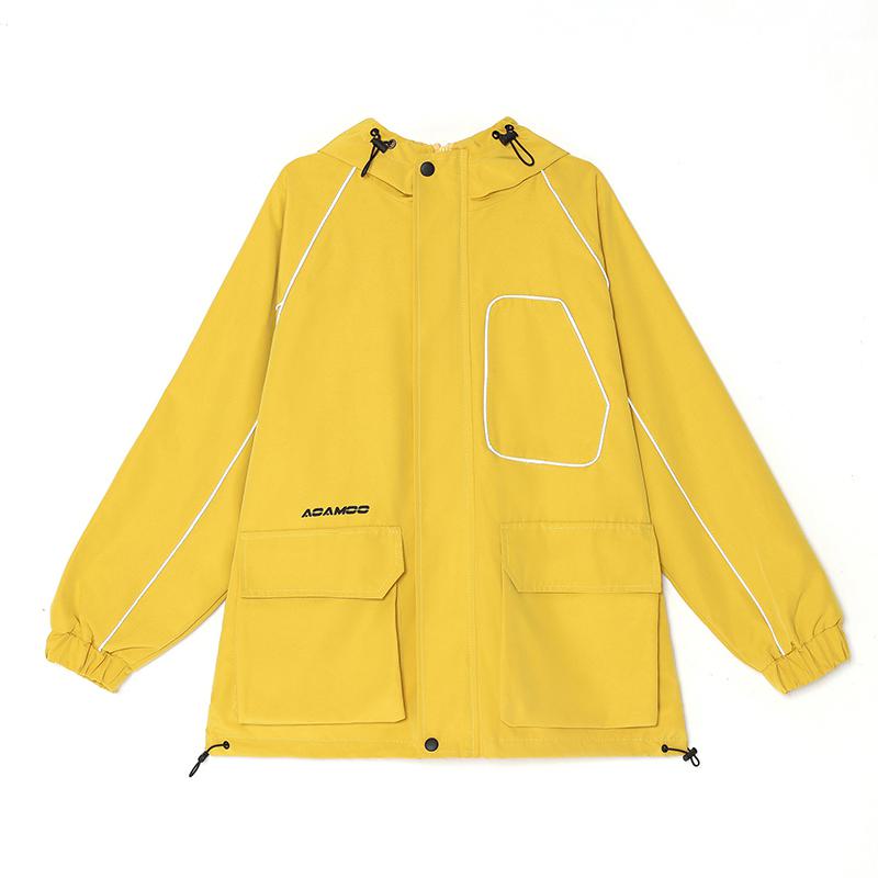 Regenjacke mit Kapuze im Workwear-Stil, locker und reflektierend, lässiger Schnitt.