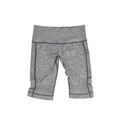 Pantalones cortos deportivos de cintura media de malla ajustada de yoga, estilo de calle de alta moda, de secado rápido de cinco puntos con huecos.
