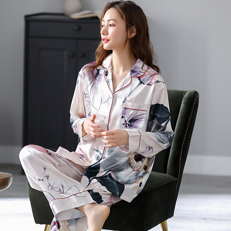 Conjunto de pijama de seda cómodo con estampado de flores y bolsillo delantero con botones.