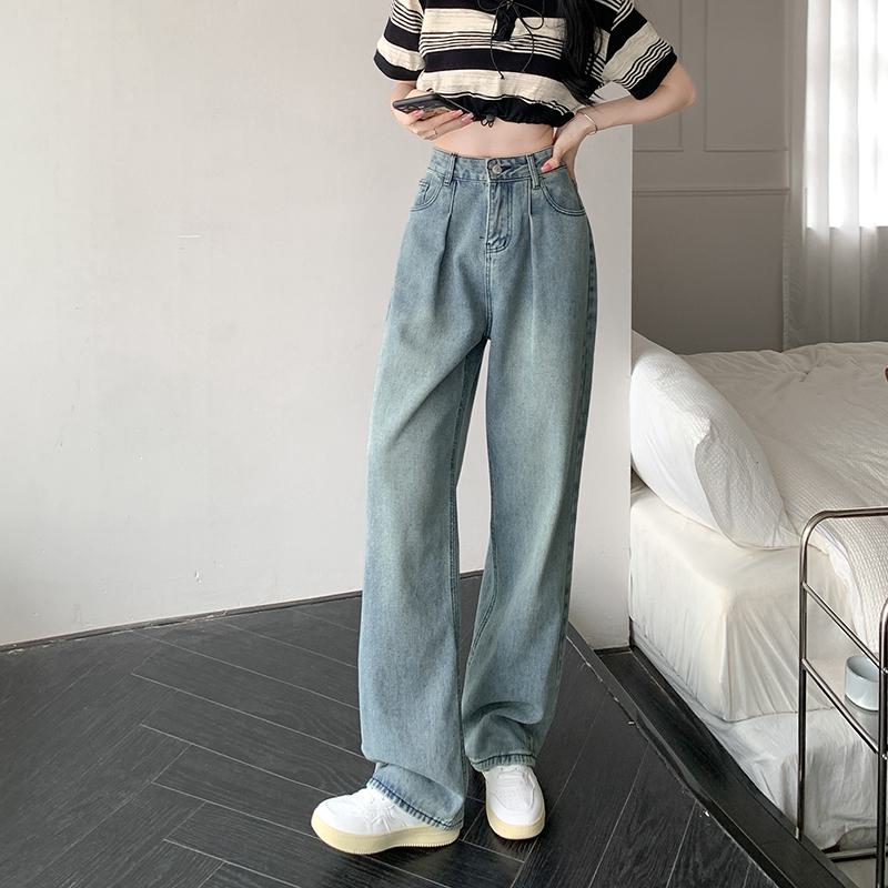 Hochtaillen-Weitbein-Jeans in bodenlanger, drapierter und schlankmachender Ausführung.