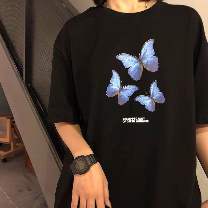 Bequemes Kurzarm-T-Shirt mit Rundhalsausschnitt, weiter Passform und aus reiner Baumwolle, mit Schmetterlingsmotiv.