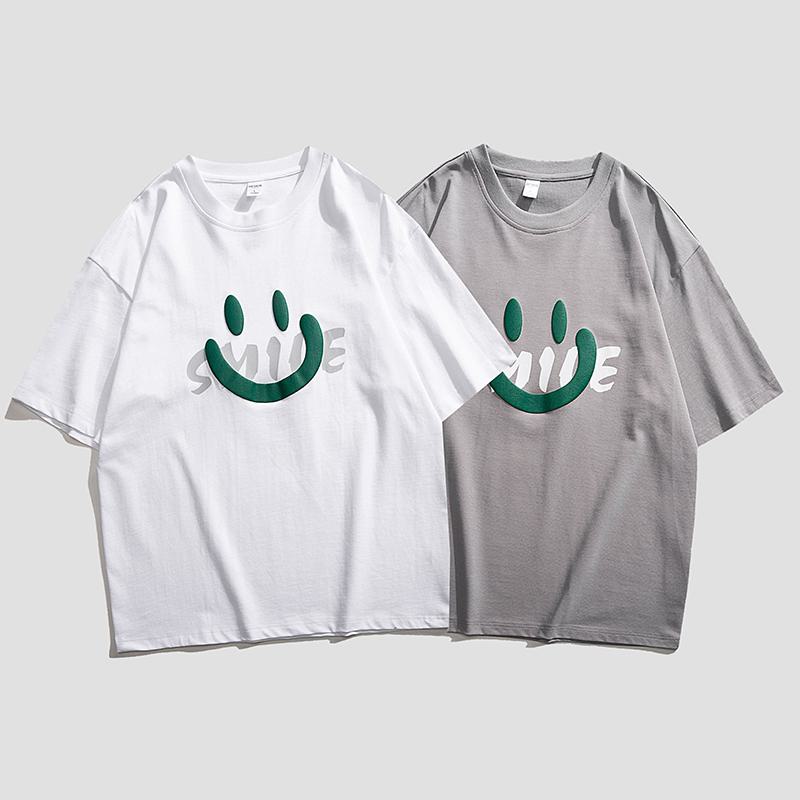 Tee-shirt à manches courtes et col rond, imprimé avec un visage souriant doux et polyvalent.