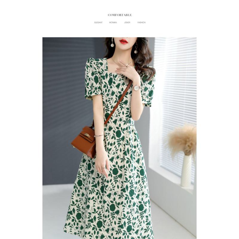 Robe verte ajustée avec col carré dans le style français et imprimé floral pour affiner la silhouette