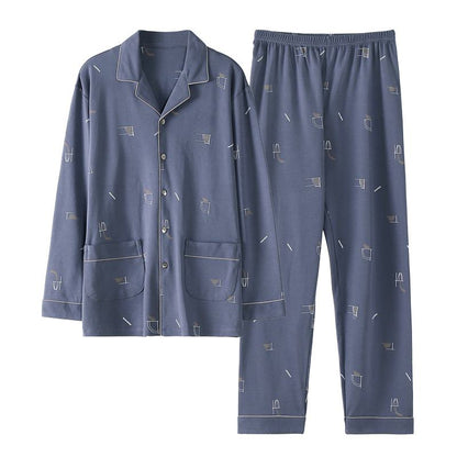 Conjunto clásico de pijama de algodón con cuello de solapa, botones y bolsillo delantero.