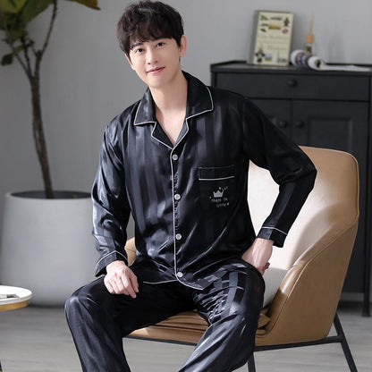 Conjunto de pijama de seda negro con bolsillo adhesivo y botones en la parte delantera