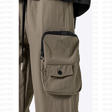 Pantalones cargo holgados de ajuste fino con cordón en el dobladillo elástico.