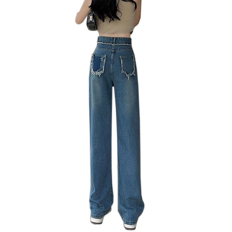 جينز بقصة مستقيمة عالية الخصر مع جيب بطول الأرض وظهر مكشوف وحواف متمزقة بشكل عرضي.