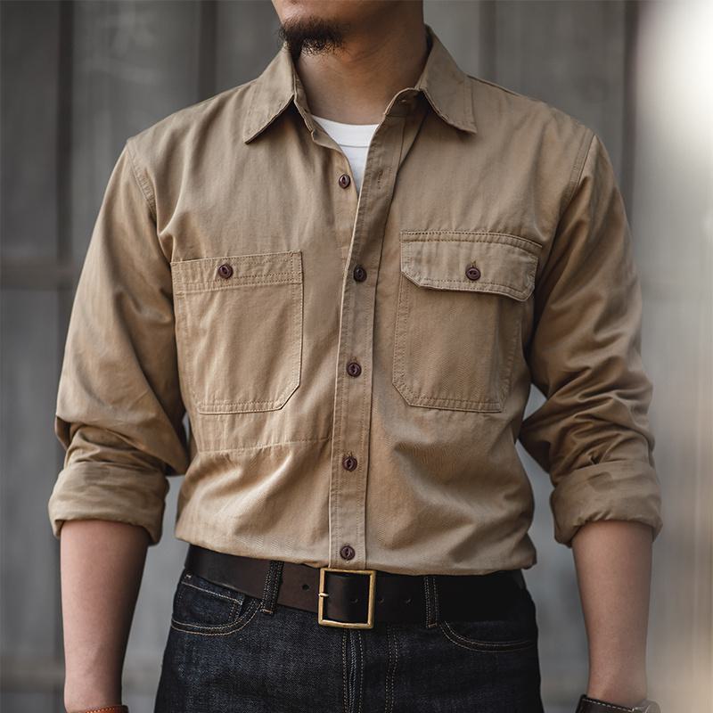Chemise à manches longues à coupe ample et boutons de style workwear rétro avec poche patchée.