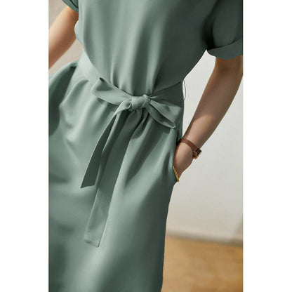 エレガントなスリムフィットのシンチウエストタイアップシックな光沢ドレス。