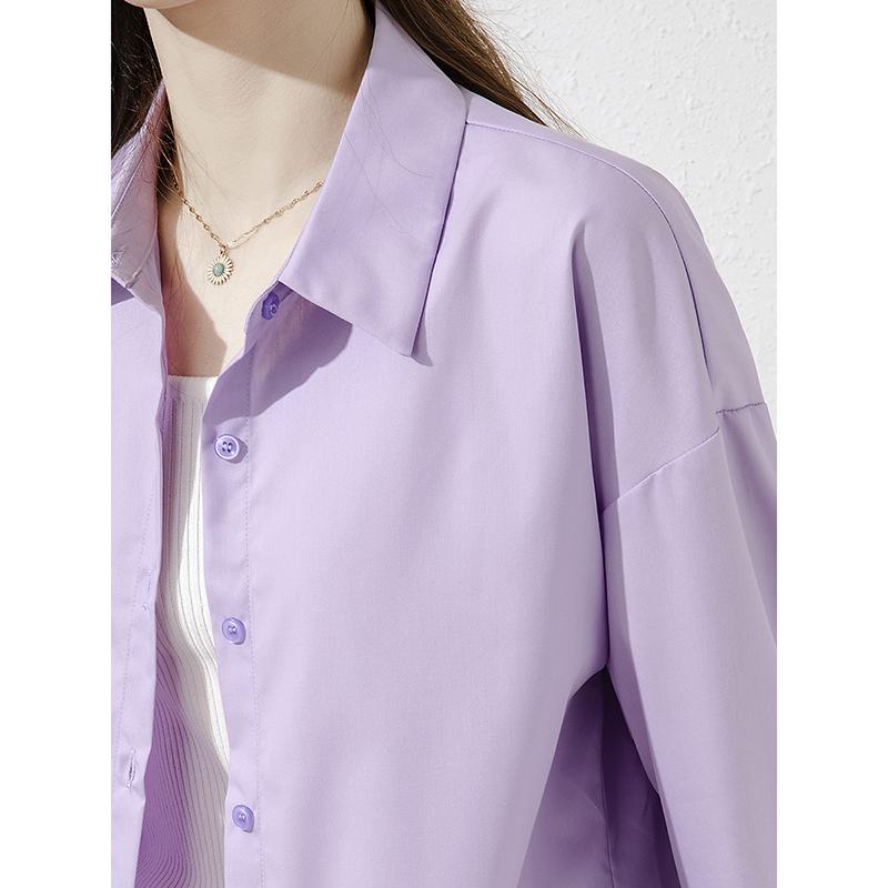 ゆったりとしたフィットのロングスリーブ紫外線保護薄手カジュアルシャツ。