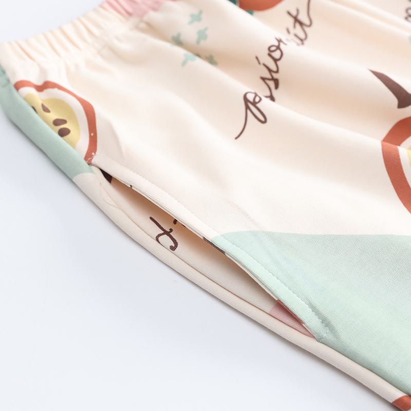 Eng anliegendes Pyjama-Set aus dicht gewebter reiner Baumwolle mit Knopfleiste und Fruchtkragen.