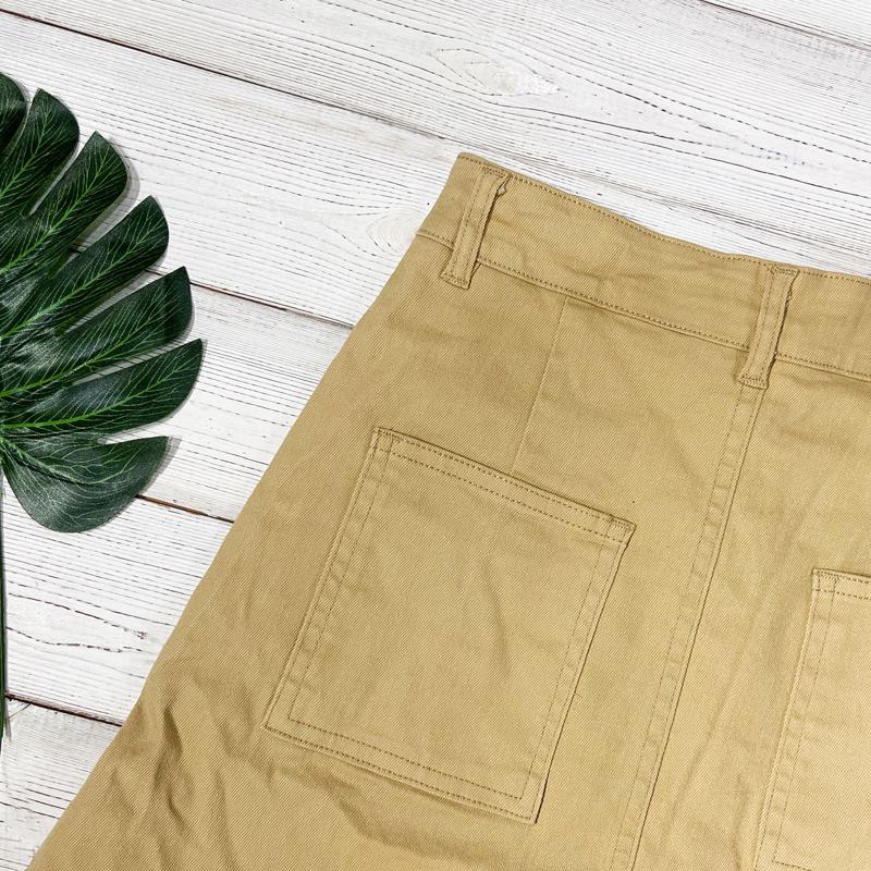 تنورة جينز بتصميم مرن وعصري تبرز القوام.
