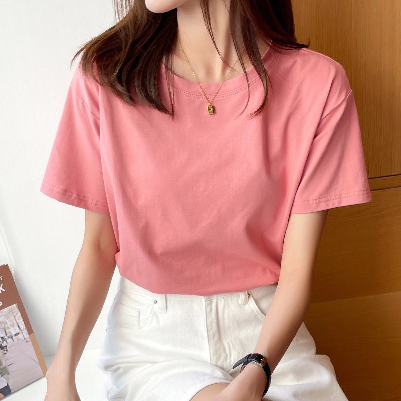 Camiseta de manga corta de cuello redondo y hombros regulares, holgada y versátil.