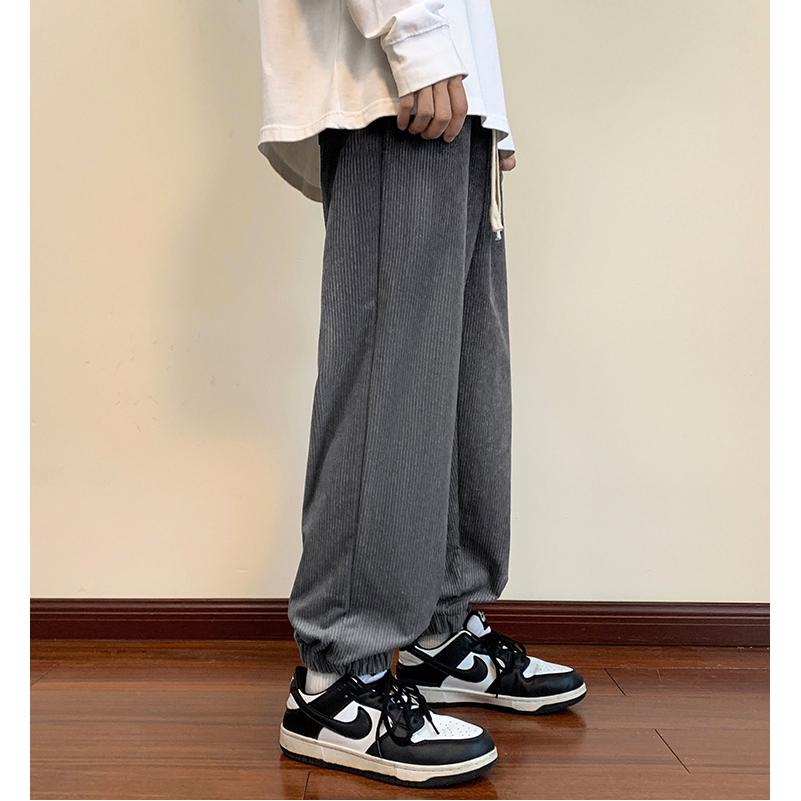 Pantalón de punto estilo urbano holgado con corte cónico casual.