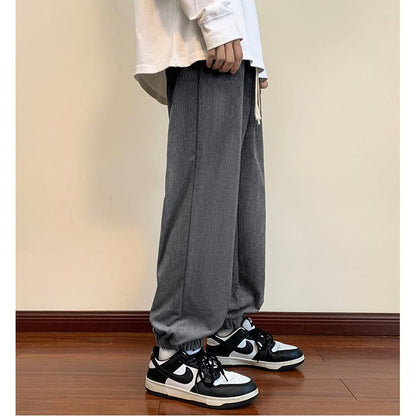 Lässige, konisch geschnittene, locker sitzende Strick-Sweatpants im Street-Style.