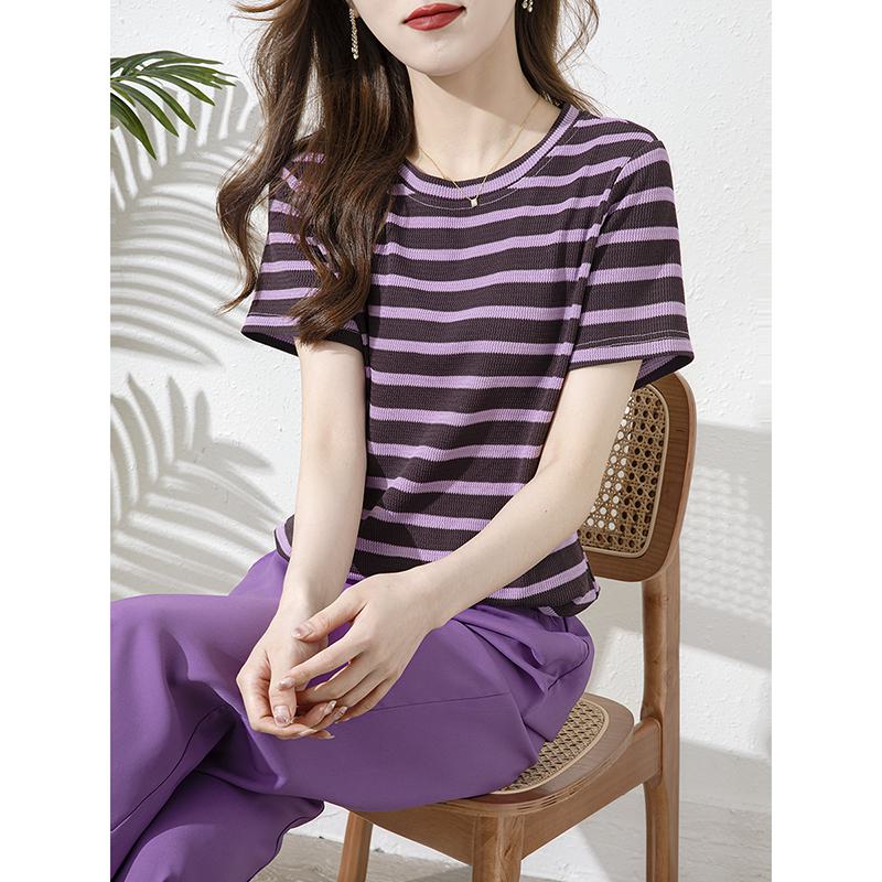 Camiseta de manga corta morada de cuello redondo a rayas y versátilmente elegante