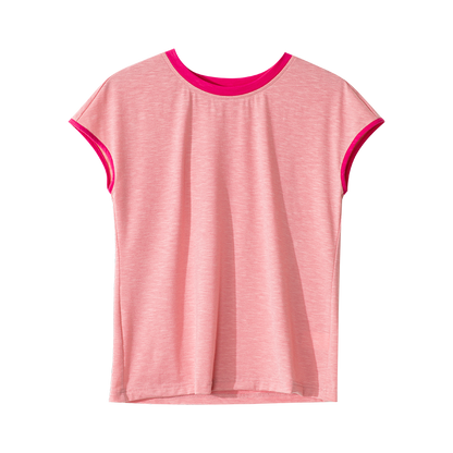 Elegante camiseta de manga corta con cuello redondo y diseño de bloques de color en tonos rosados y suelto.