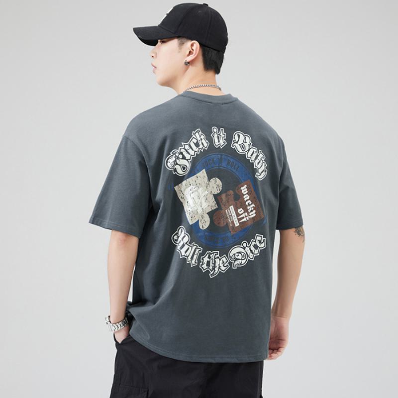 Bequemes, vielseitiges Rundhals-T-Shirt aus reiner Baumwolle mit kurzen Ärmeln und Druck.
