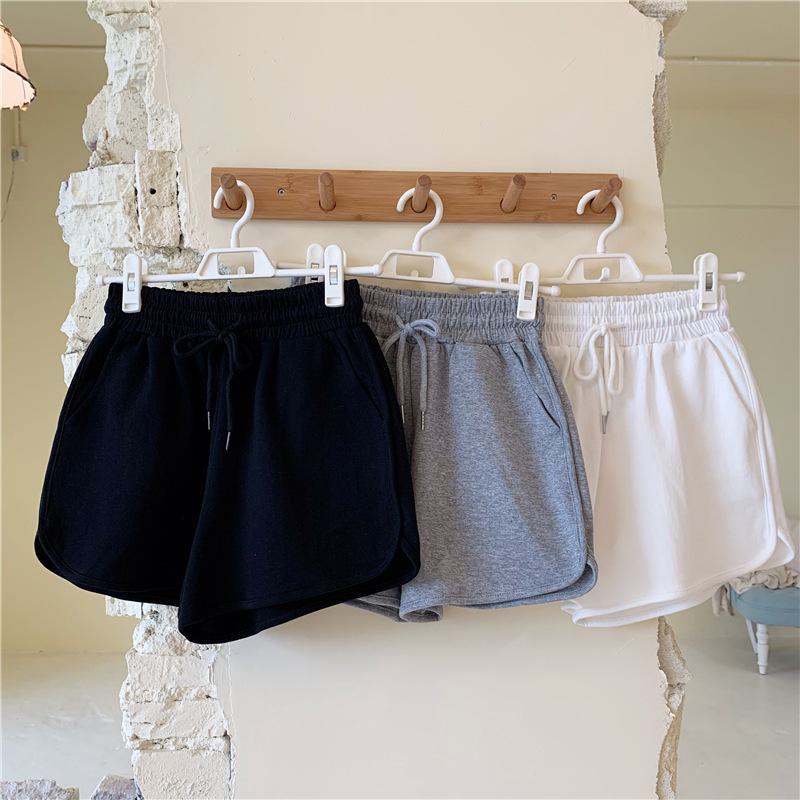 Locker sitzende, dünn gewebte, sportliche High-Waist-Shorts mit Fischschuppen-Muster zum Tragen außen.