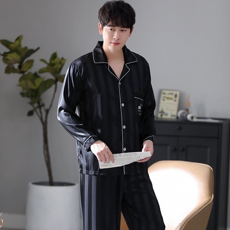 Conjunto de pijama de seda negro con bolsillo adhesivo y botones en la parte delantera