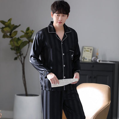 Schwarzes Seiden-Pyjama-Set mit aufklebbarer Tasche und Knöpfen vorne