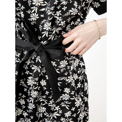 Retro-Schlankheitskleid mit schickem Blumendruck und Krawattenverschluss.