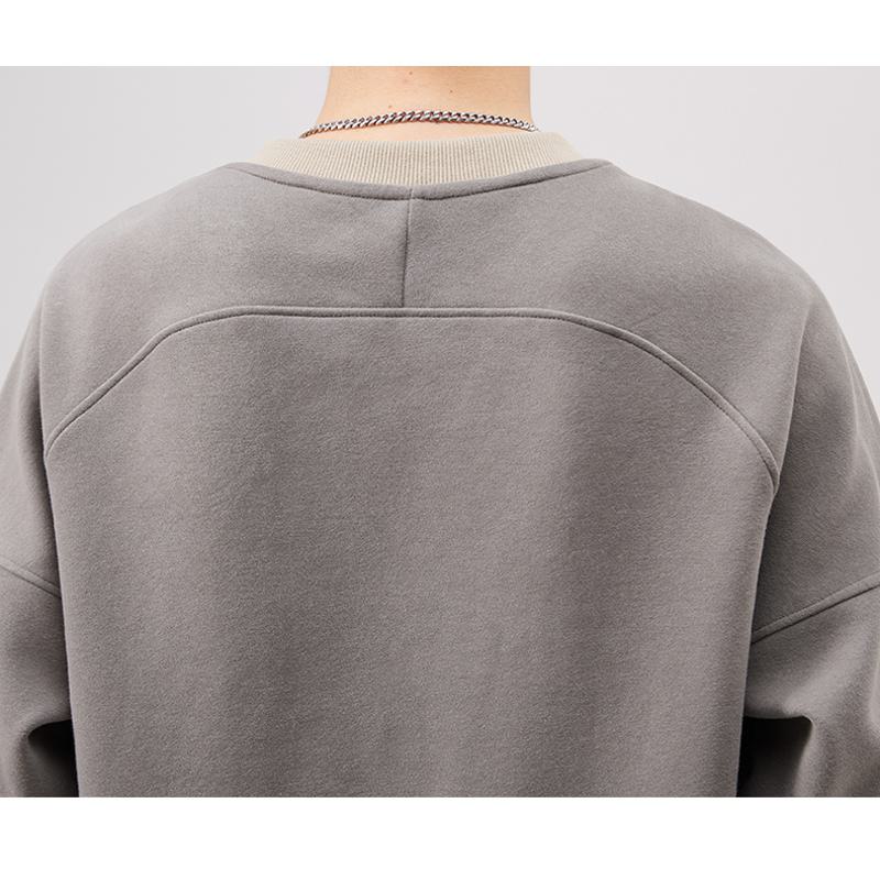 Lässiger Rundhalsausschnitt-Sweatshirt aus reiner Baumwolle, locker geschnitten und vielseitig.