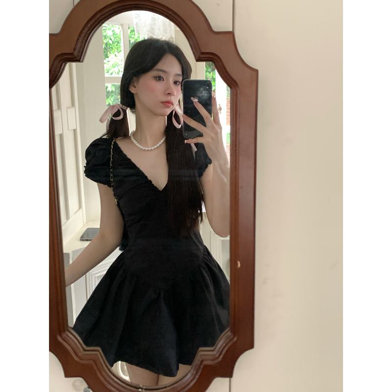Französisches Stil Bubble Sleeve Kleid mit tailliertem schwarzen Fluffrock und V-Ausschnitt.