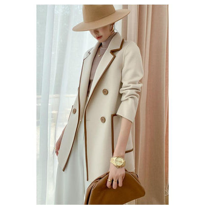 Elegante abrigo suelto de longitud hasta el muslo, versátil y casual.