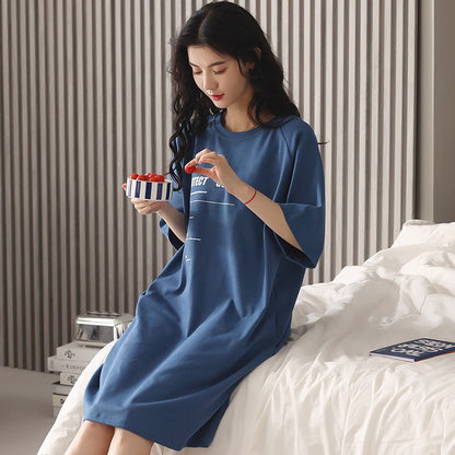 Vestido de salón azul de cuello redondo de algodón puro con letras.