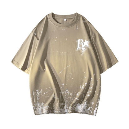 Vielseitiges T-Shirt mit kurzen Ärmeln, bequemem Drop-Shoulder-Schnitt und reiner Baumwolle mit Tintenspritzdruck.