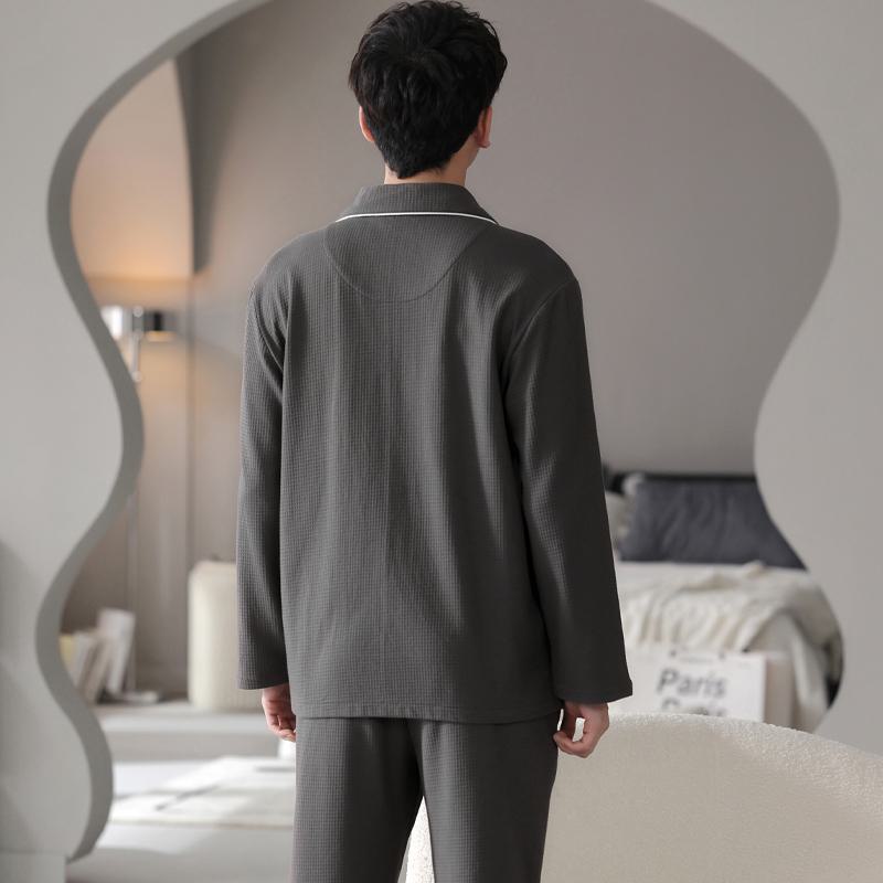 Conjunto de pijama gris de algodón puro tejido estrechamente a cuadros con botones en la parte delantera y cuello