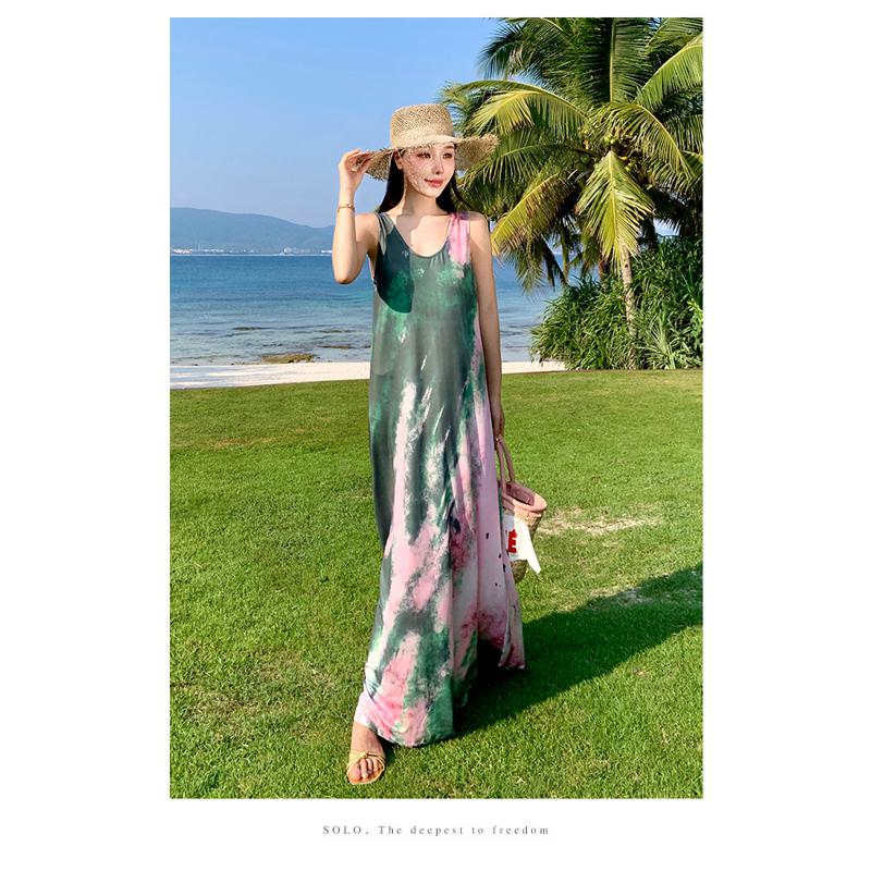 Elegantes langes Kleid mit farbenfrohem Blockdruck und verstellbaren Trägern