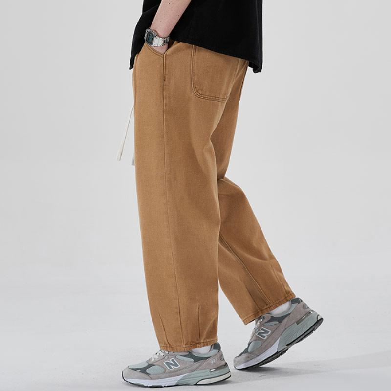 Pantalon ample tendance avec étiquette rétro délavée.