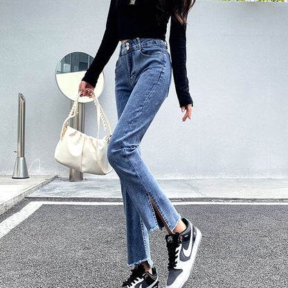 Hoch taillierte, schlanke, elastische und lockere Straight-Fit-Jeans mit ausgefranstem Saum.