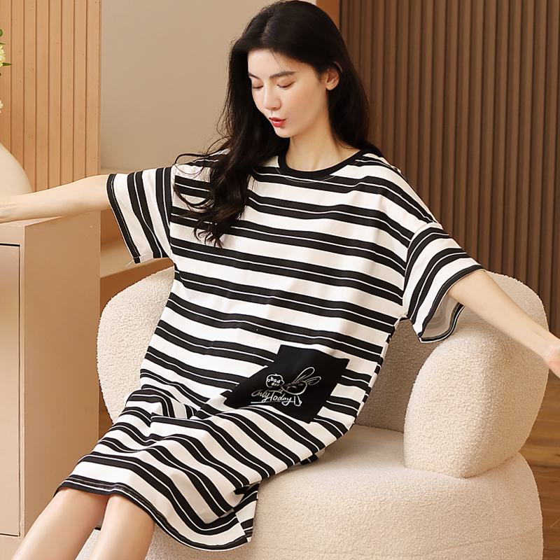 Knielanges Lounge-Kleid aus eng gewebter reiner Baumwolle mit aufklebbarer Tasche