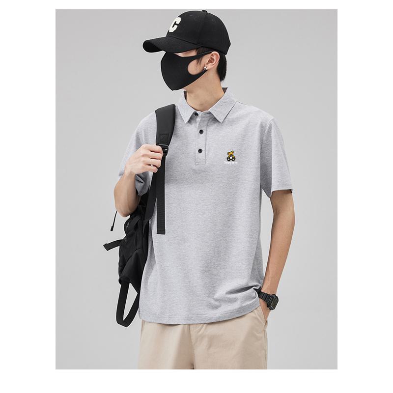 Kurzärmeliges Polo-Shirt mit hochwertiger Stickerei und Perlenverzierung am Revers, von hoher Qualität und seidigem Glanz