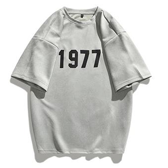 T-shirt à manches courtes en daim à encolure ronde et imprimé numérique aux épaules tombantes.