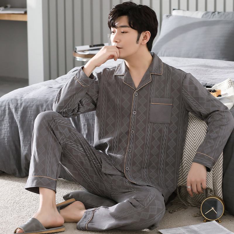 Aristokratisches Baumwoll-Pyjama-Set mit Knopfleiste, vorderer Tasche und Reverskragen