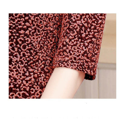 Camiseta de manga corta ajustada con estampado de leopardo en seda brillante y detalle de estampado en lámina.