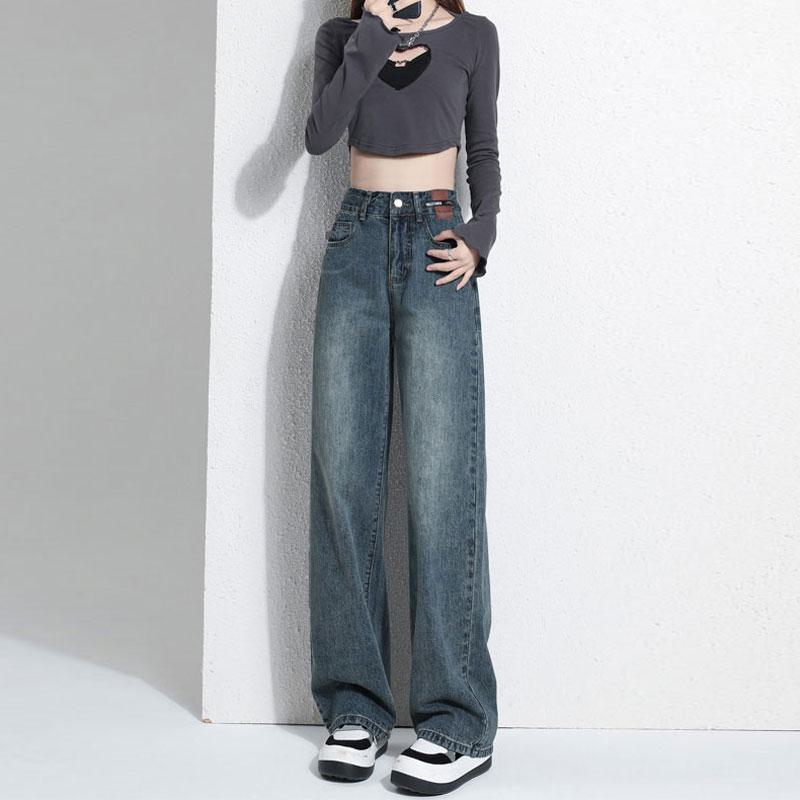 Lässige, bodenlange gerade High-Street-Style Jeans mit hoher Taille und weitem Beinschnitt im Retro-Look.