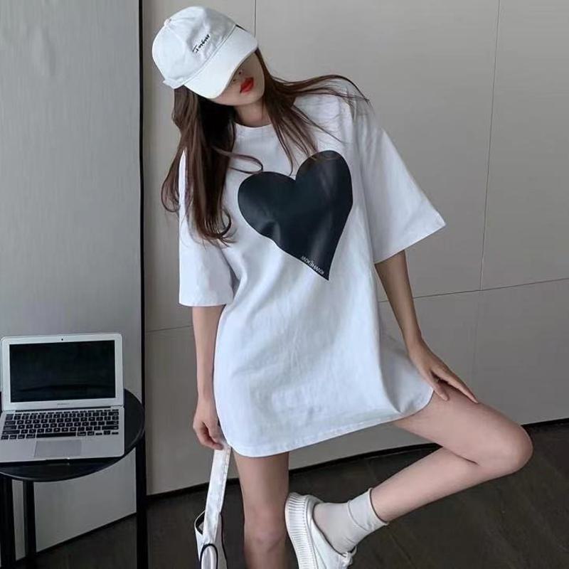 Camiseta de manga corta holgada con forma de corazón y largo midi de simplicidad.