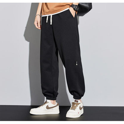 Lockere, konisch zulaufende Sweatpants mit Kordelzug, gestrickt und in einfarbigem Design.