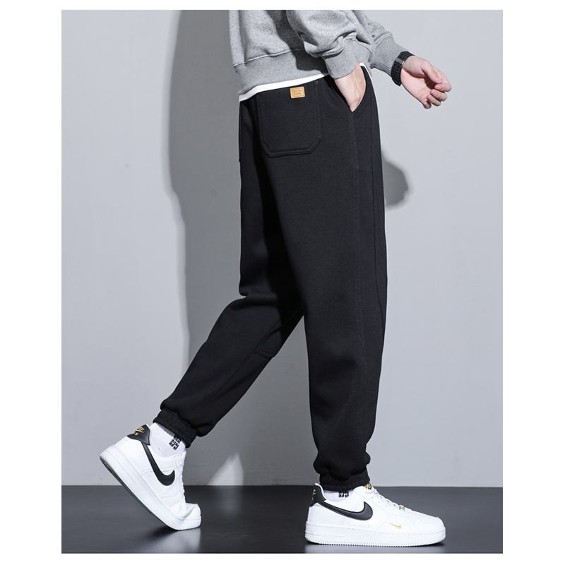 Pantalon de sport ample en coton pur, coupe droite fuselée, élastique.